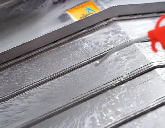 Тік CNC өңдеу орталығының жұмыс үстелін тазалау Тік CNC өңдеу орталығының жұмыс үстелін тазалау